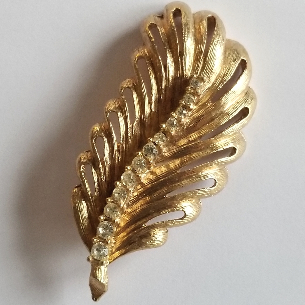 Vintage feather brooch gold tone clear rhinestones